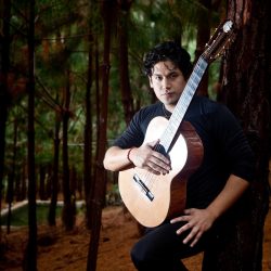 Guitarrista cajamarquino Abel Velásquez inicia su gira por países de Europa