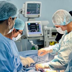 Realizan por primera vez compleja cirugía de cadera a paciente de 19 años