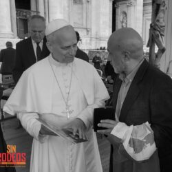 ARTISTA PEPE CHAVEZ ENTREGA LIBRO DE CAJAMARCA AL PAPA