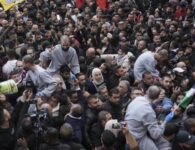 MULTITUDES RECIBEN A LOS PRISIONEROS PALESTINOS LIBERADOS DE LAS CÁRCELES ISRAELÍES