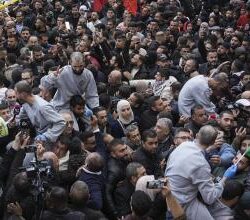 MULTITUDES RECIBEN A LOS PRISIONEROS PALESTINOS LIBERADOS DE LAS CÁRCELES ISRAELÍES