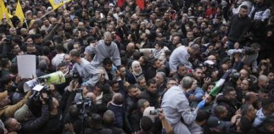 MULTITUDES RECIBEN A LOS PRISIONEROS PALESTINOS LIBERADOS DE LAS CÁRCELES ISRAELÍES