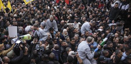 MULTITUDES RECIBEN A LOS PRISIONEROS PALESTINOS LIBERADOS DE LAS CÁRCELES ISRAELÍES